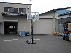 ライフタイム製バスケットゴールの設置例。