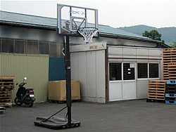 ライフタイム製バスケットゴールの設置例。