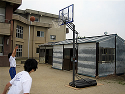 ライフタイム製バスケットゴール　学校・校庭への設置・使用例。LT-1558