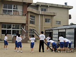 ライフタイム製バスケットゴール　学校・校庭への設置・使用例。LT-1558