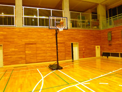 ライフタイム製バスケットゴール　体育館への設置・使用例。