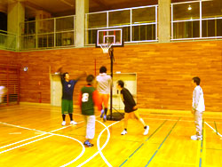 ライフタイム製バスケットゴール　体育館への設置・使用例。