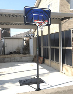 ライフタイム製バスケットゴール　自宅・庭への設置例。LT-90588
